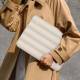 Puffy MacBook 13-14" sleeve met accessoirevak en kleine accessoiretas - Beige